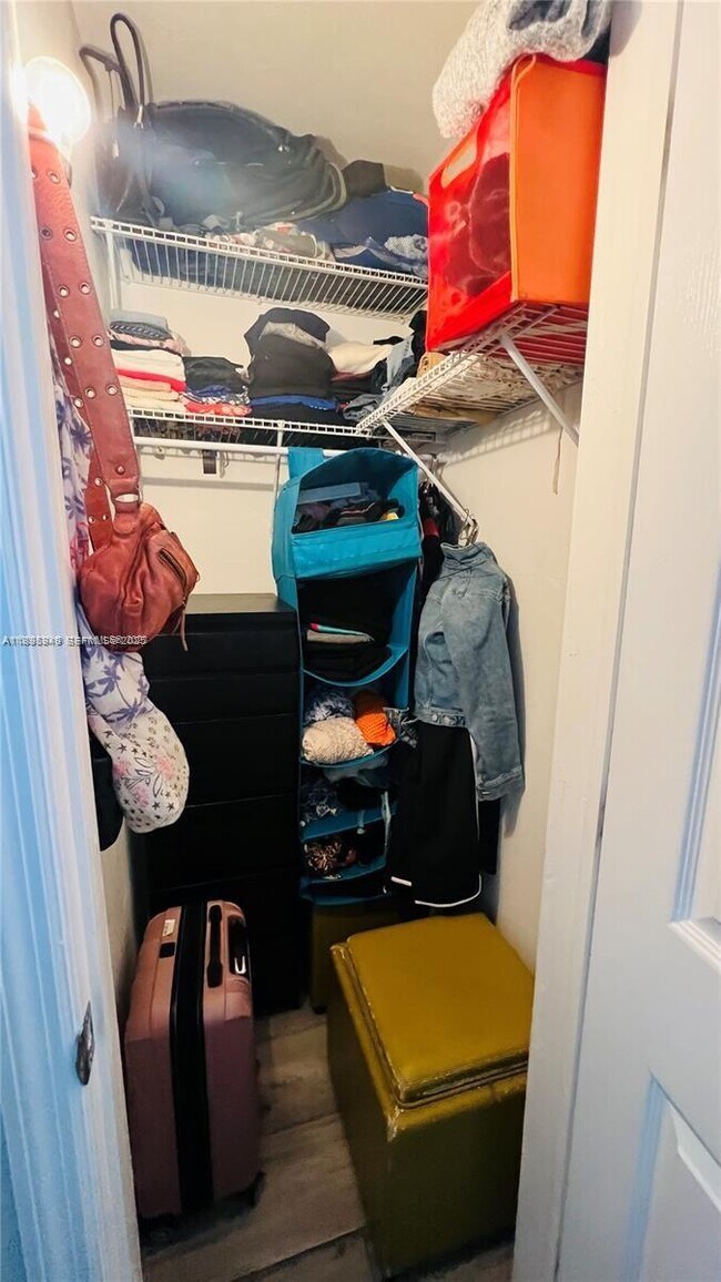 Building Photo - 911 N 14th Ave