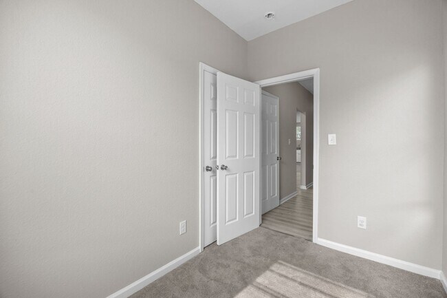 Building Photo - 126 Linden Ave