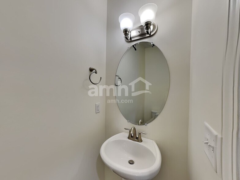 Building Photo - 168 Landsdown Xing