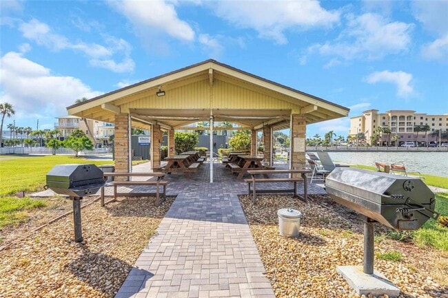 Building Photo - 4700 Cove Cir