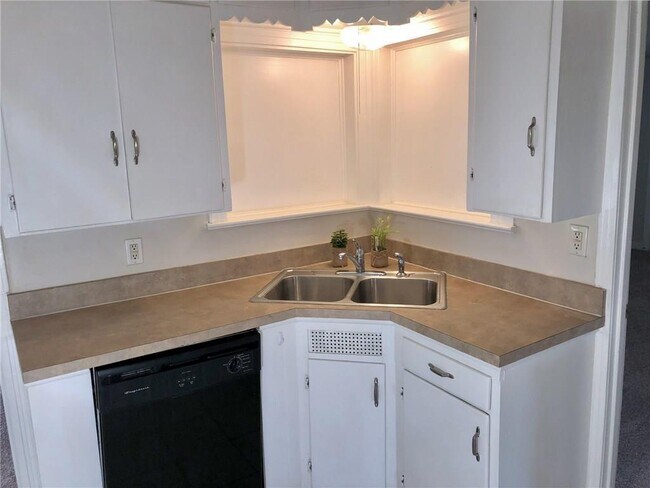 Building Photo - 307 S Mustang Ave