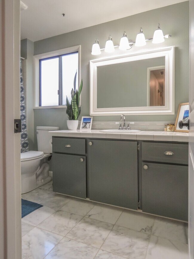 Building Photo - 4 Bedroom Tualatin Home Available - Inquir...