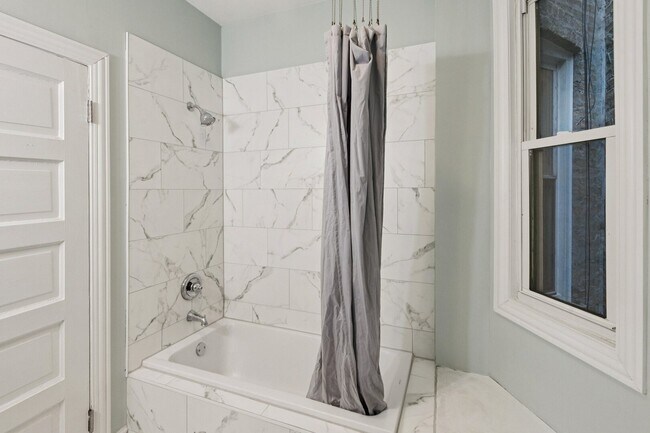 Building Photo - 903 W Addison St