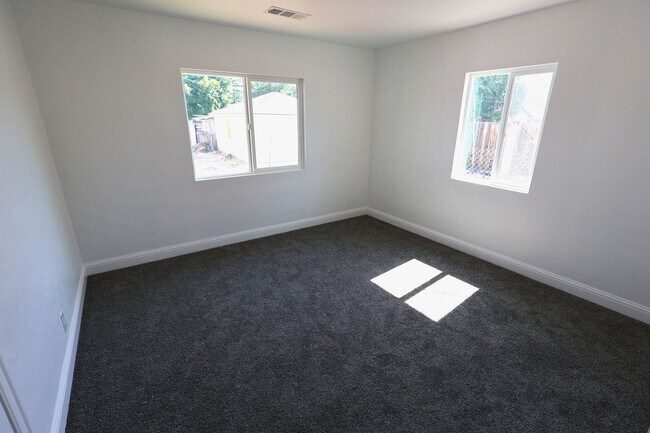 Building Photo - Updated and Stunning 2 Bedroom 1 Bathroom ...