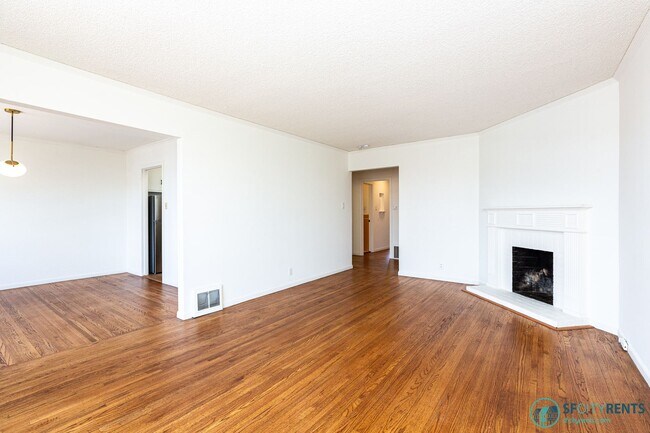 Building Photo - Outer Sunset: Top Floor w/ Shared Yard & Laundry on N Judah Line