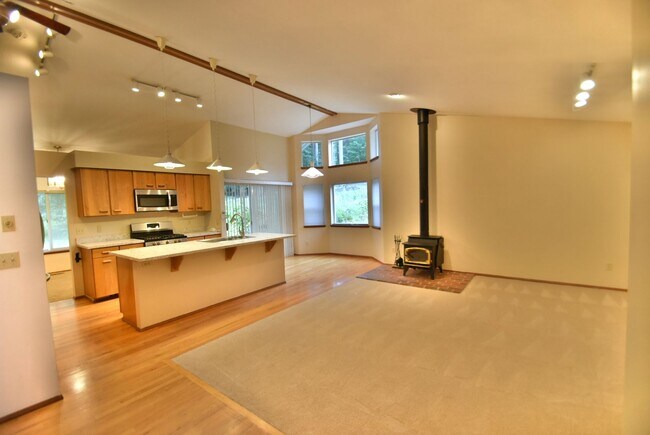 Building Photo - 3bd/2ba Woodinville Home