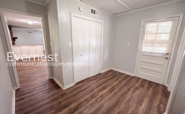 Building Photo - Welcome to a 3-Bed/2-Bath Charming Home with Fenced Yard/Available Now!