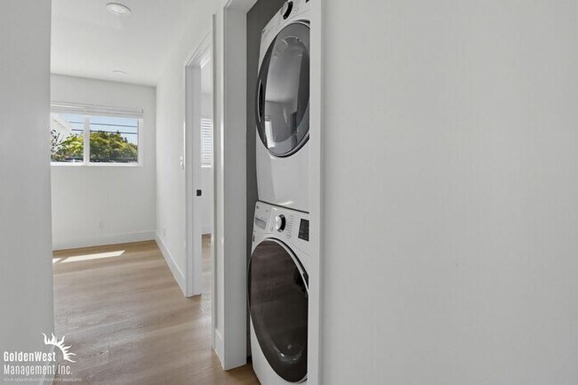 Building Photo - Beautifully Renovated 3Bdm 2Ba Apartment Home in San Diego!