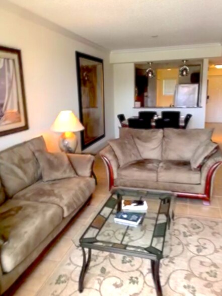 Building Photo - 102 Yacht Harbor Dr