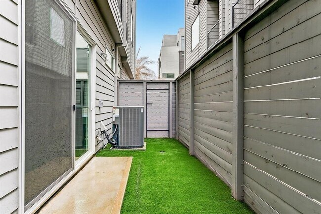 Building Photo - 5905 E Post Oak Ln