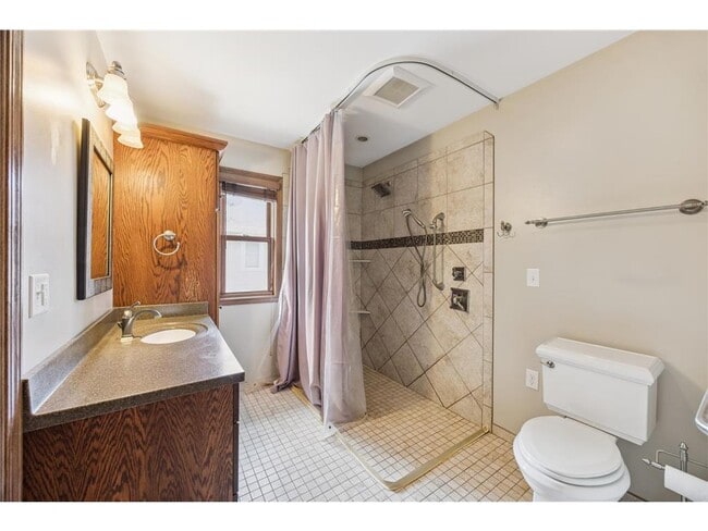 Building Photo - 551 Grand Hill