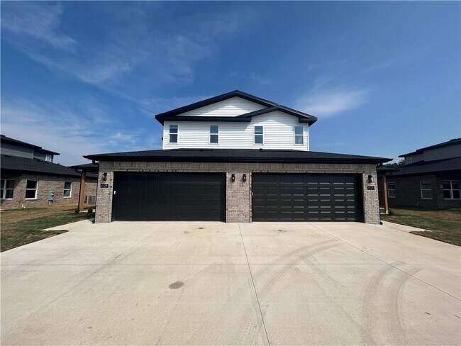 Primary Photo - 623 Cosmos St