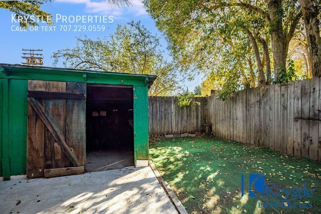 Building Photo - Cottage with yard and deck