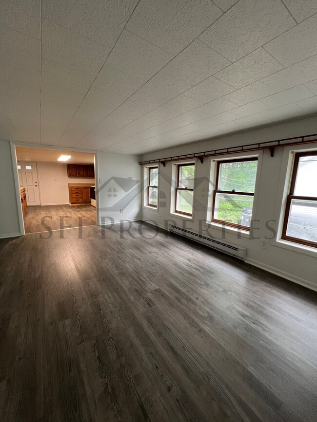 Building Photo - Lee6-8