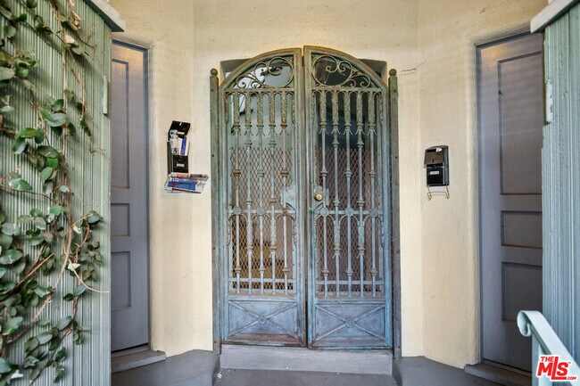 Primary Photo - 1323 N Olive Dr