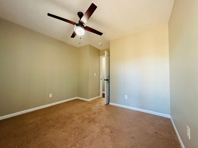 Building Photo - Middle Creek