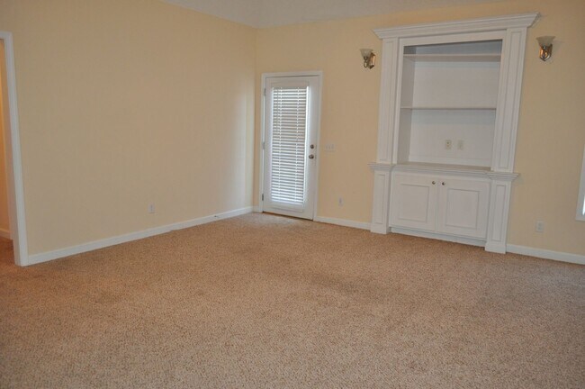 Building Photo - Available August 3rd – 2 Bedroom Duplex at The Hammocks!