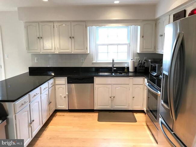 Building Photo - 15986 Cove Ln
