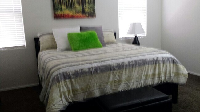 Building Photo - 2 bedroom /2 bath with a garage located in the  Popular Muirfield Village Townhomes