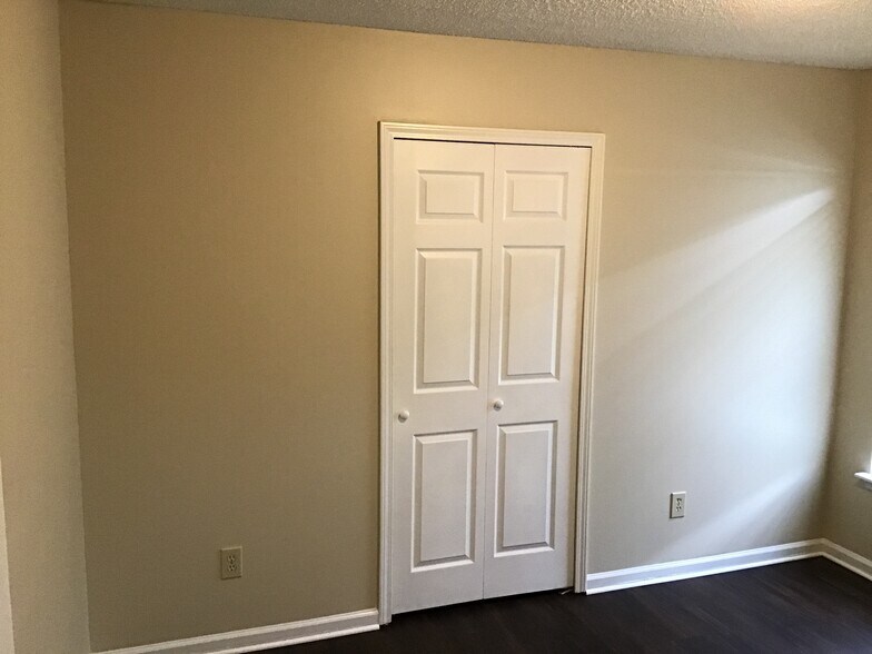 Building Photo - 1836 Northglen Cir