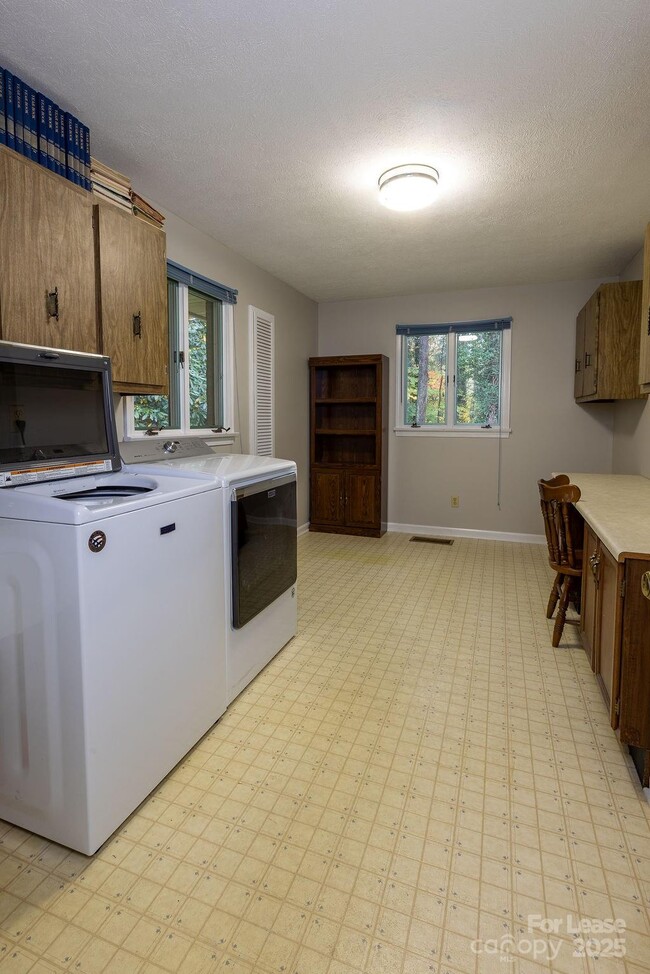 Building Photo - 102 Arbor Ln