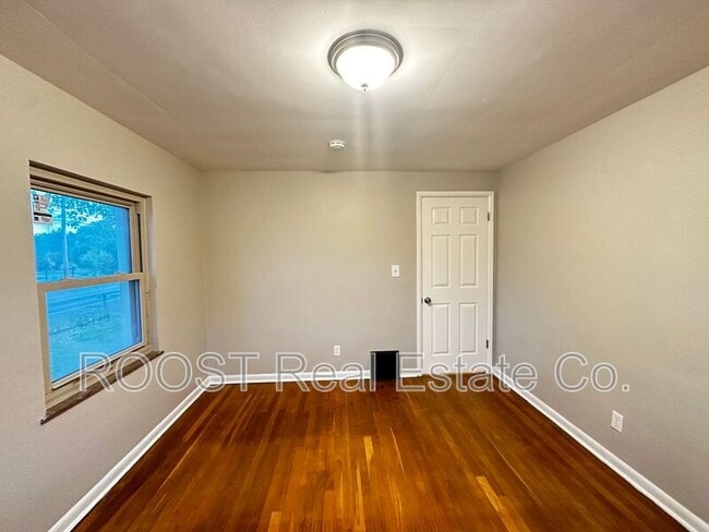 Building Photo - 1545 Garling Ave
