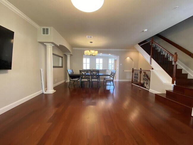 Building Photo - 4570 Virginia Dr