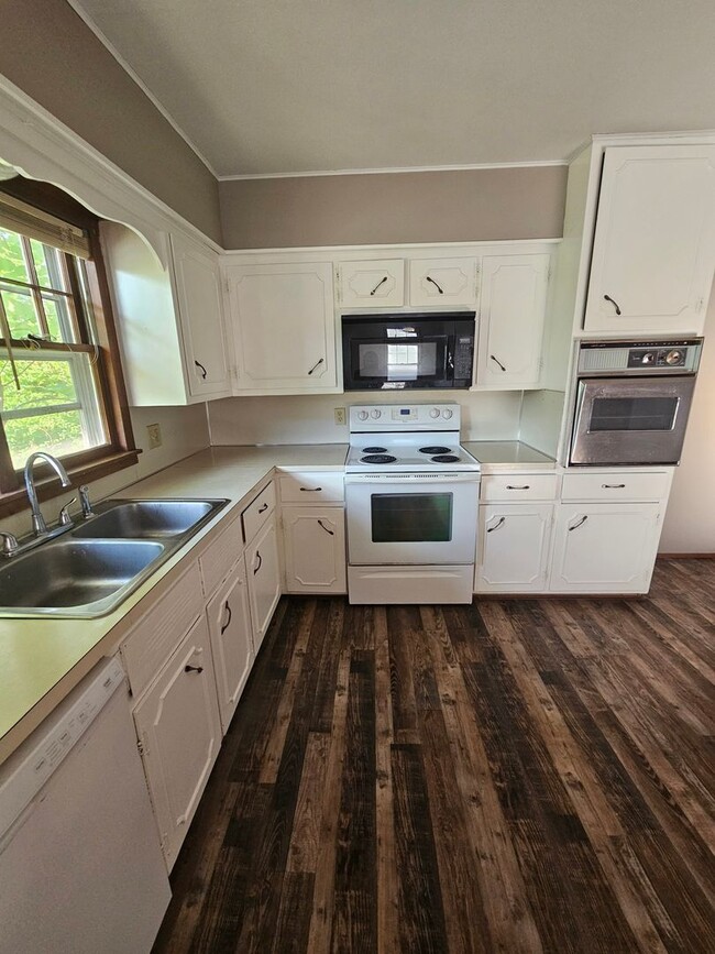 Building Photo - 3 Bedroom | 2 Bathroom | 2 Car Garage | Springfield MO!