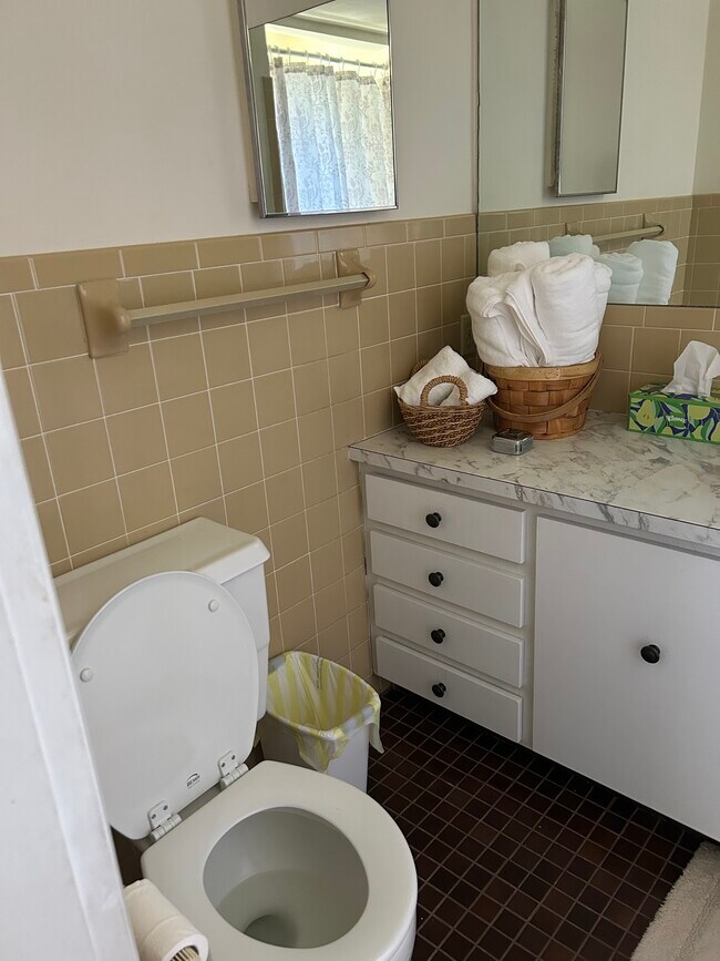 Building Photo - 1220 Lakeside Dr