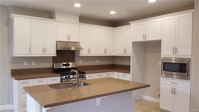 Building Photo - 3 br, 2 bath Townhome - 3248 Edgewood Rd