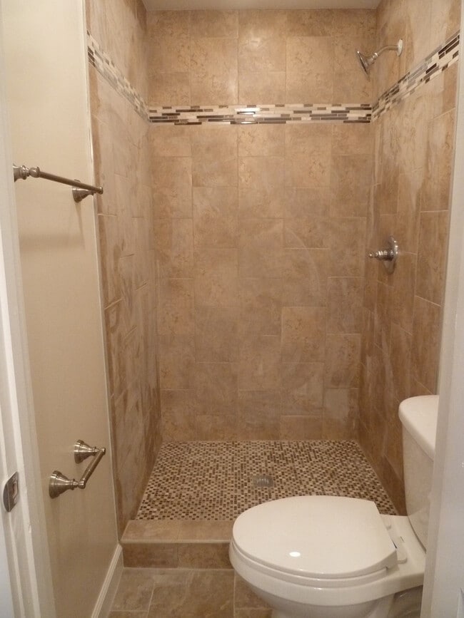 Building Photo - Stunning, renovated 7br home in the heart ...