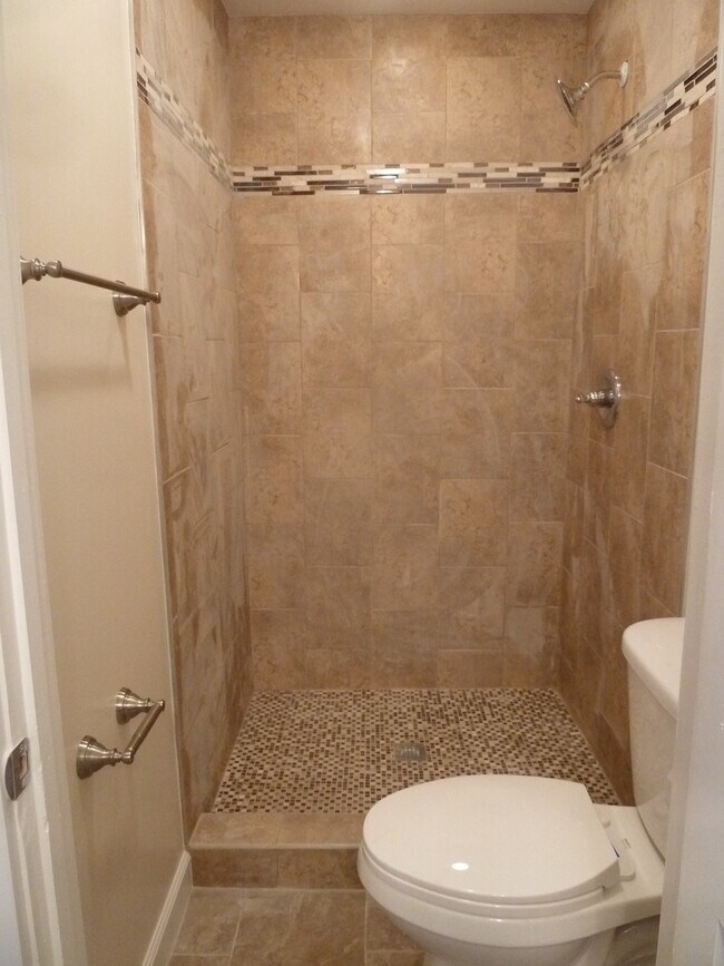 Building Photo - Stunning, renovated 7br home in the heart of Carrboro! Walk to downtown w/ ease, walk or bike to ...