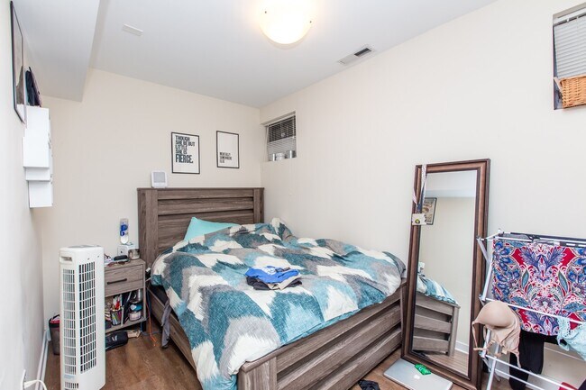 Building Photo - HUGE 4bed/2bath Condo Quality GARDEN unit in Wicker Park! Central Air! In-Unit Laundry!