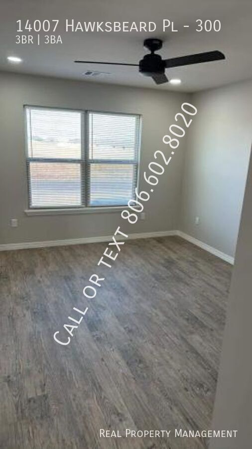 Building Photo - Beautiful 3 bedroom, 2.5 bathroom duplex w...