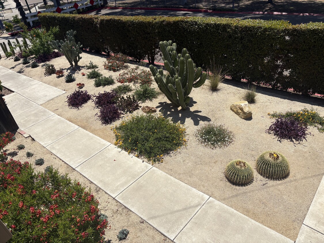 Building Photo - 4735 Lomitas Dr