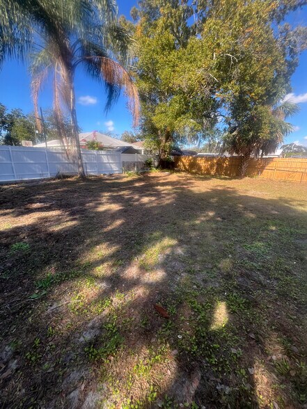 Building Photo - 7506 N Thatcher Ave