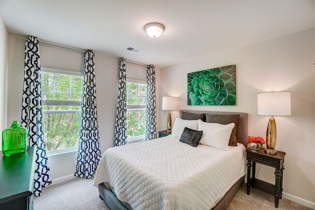 Building Photo - 4 Bedroom townhouse in Davidson