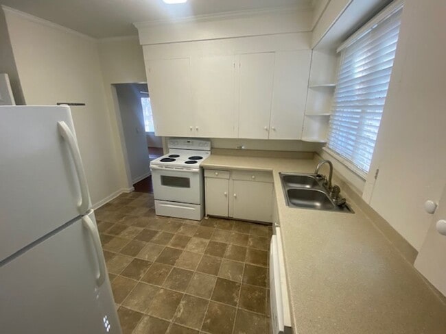 Building Photo - Large home located at 109 River Park Drive