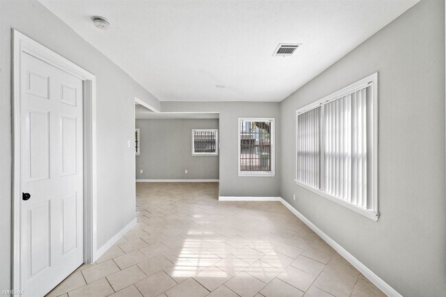Building Photo - 1 br, 1 bath Duplex - 230 West 27th Street 2