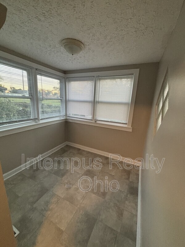 Building Photo - 692 S Wheatland Ave