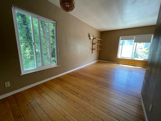 Building Photo - 2515 Ivy Dr