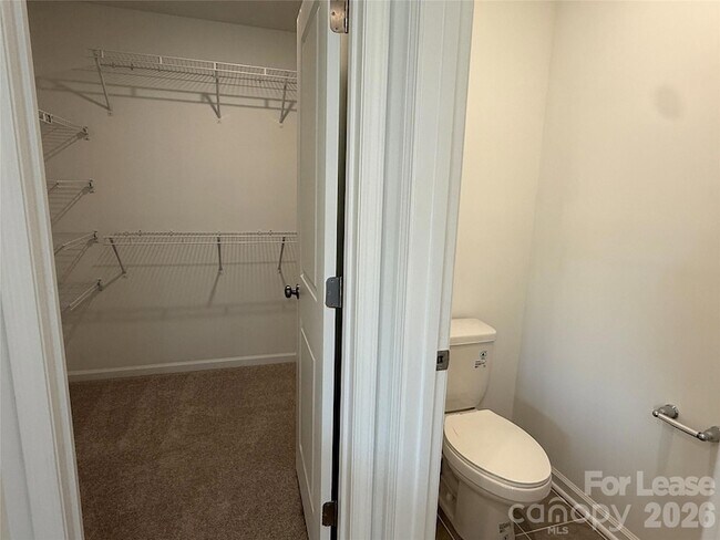 Building Photo - 404 Silver Birch Ct