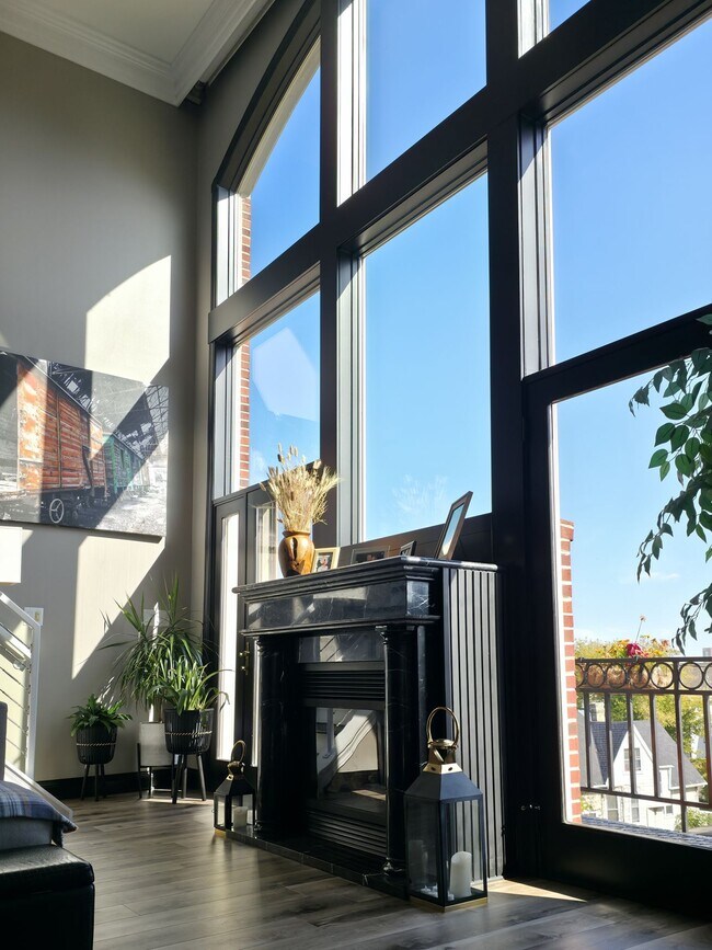 Building Photo - 1515 N Van Buren St