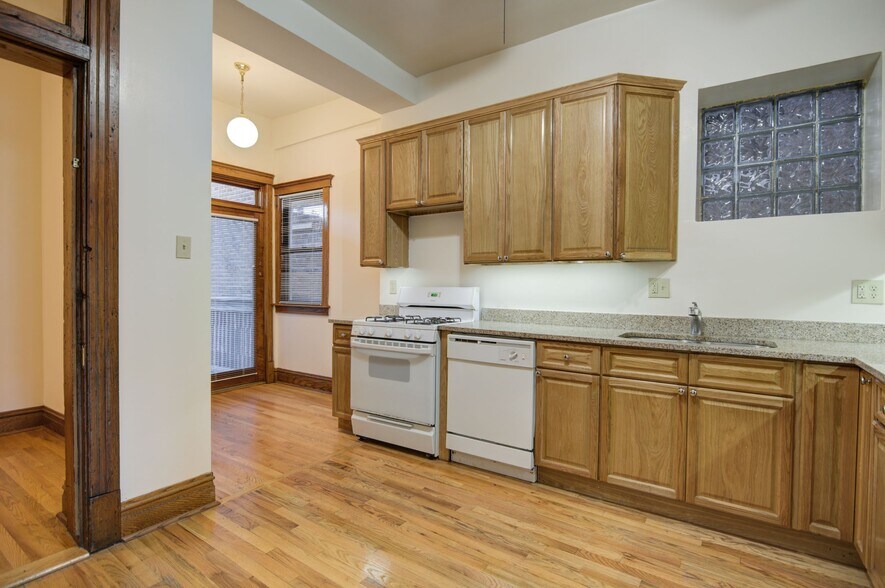 Building Photo - 638 W Drummond Pl