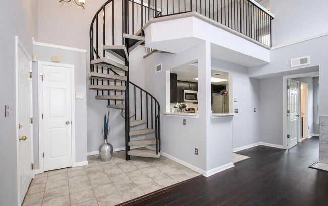 Building Photo - Beautiful 2-Level top floor condo close to...