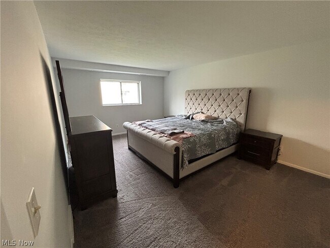 Building Photo - 2112 Acacia Park Dr