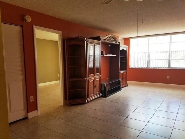 Building Photo - 1400 St Charles Pl