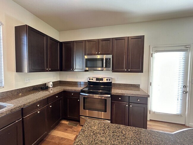 Building Photo - Beautiful 5-bedroom House in the Saddle Rock Area