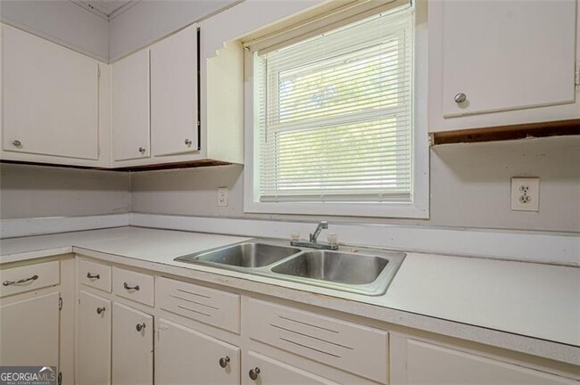 Building Photo - 3710 Lynn Dr