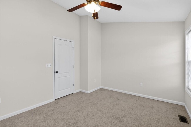 Building Photo - Welcome to a gorgeous end unit townhouse, located in the Heather Hills community.